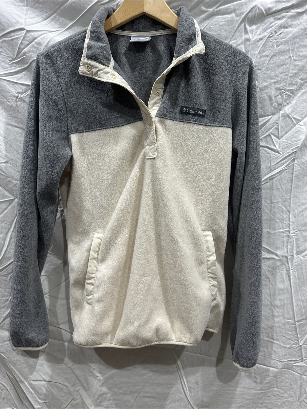 Never worn Columbia Gray & Cream Snap-Front Fleece Pullover